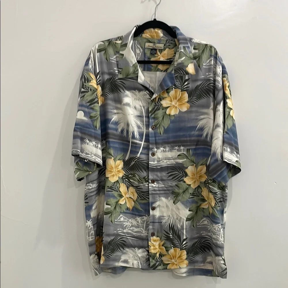 Tommy Bahama Men's Button Up Hawaiian Floral Shirt
100% Silk Size XL - Picture 3 of 13